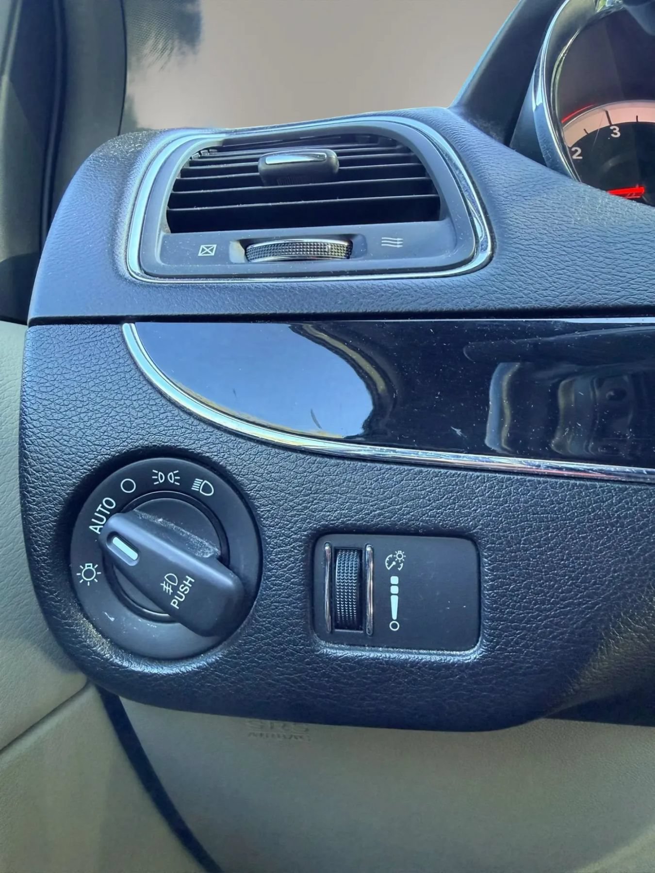 Used 2017 Dodge Grand Caravan SXT FWD image 17