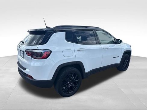 Used 2023 Jeep Compass Latitude w/ Sun and Sound Group AWD/4WD image 5