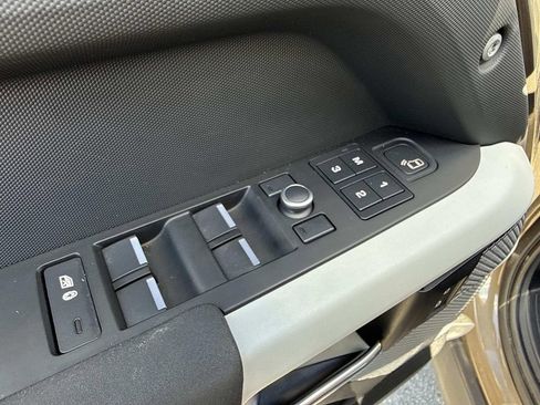 Used 2020 Land Rover Defender 110 SE image 11