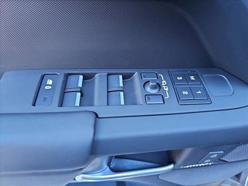 Used 2025 Land Rover Defender 110 X-Dynamic SE image 27