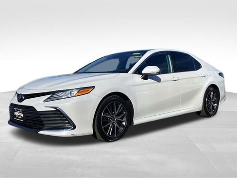 Used 2021 Toyota Camry XLE w/ Cold Weather Package image 3