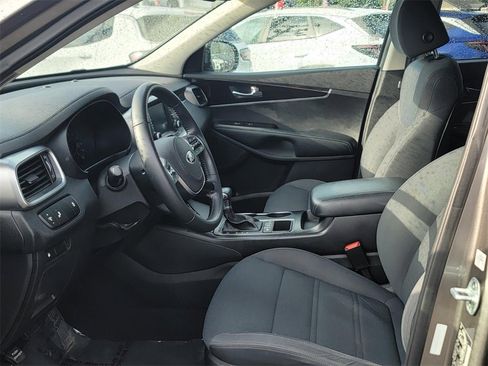Used 2019 Kia Sorento LX w/ LX Convenience Package image 11