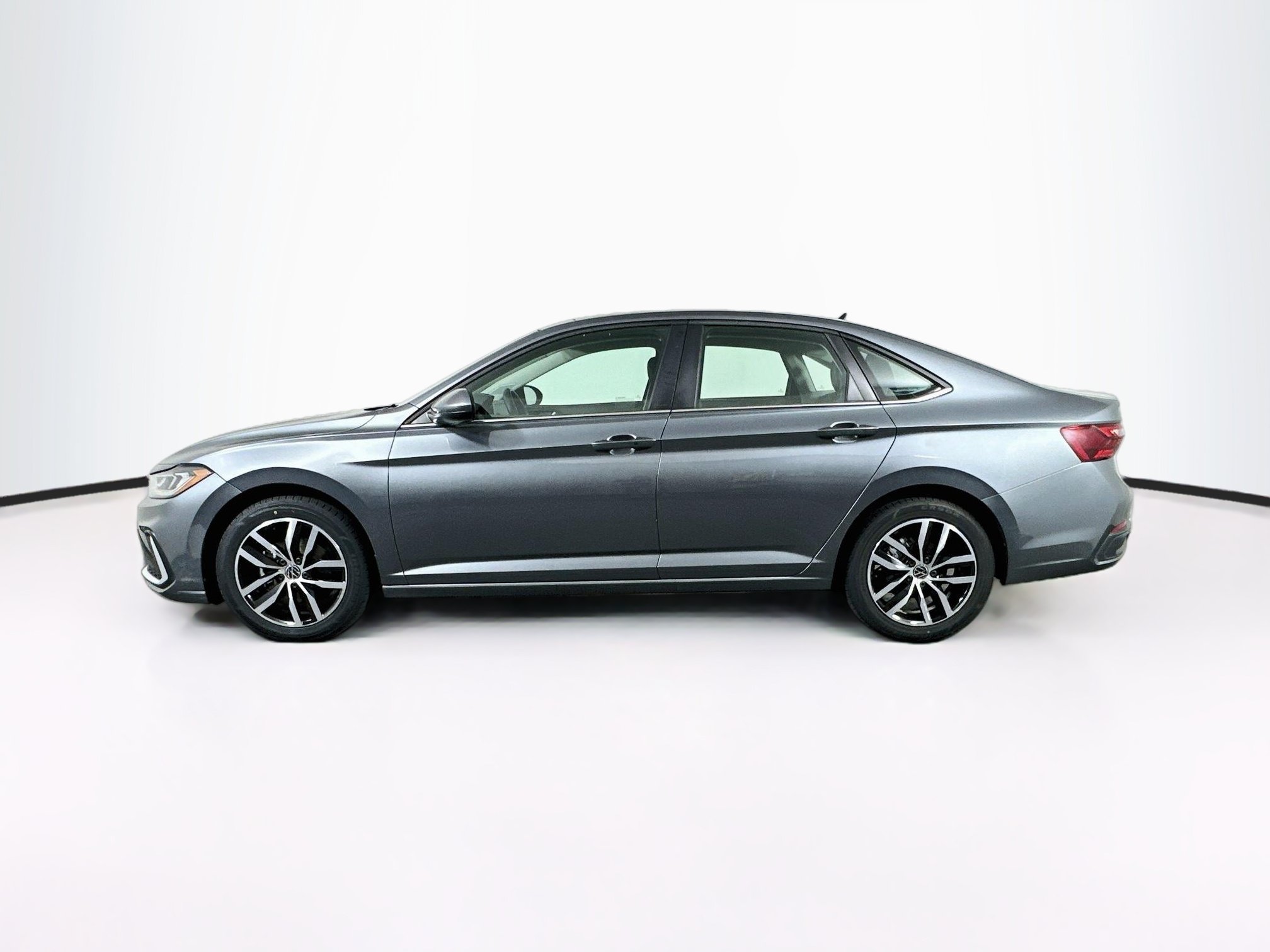 Used 2025 Volkswagen Jetta SE FWD image 4