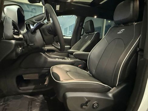 New 2026 Chrysler Pacifica Limited w/ S Appearance Package image 2