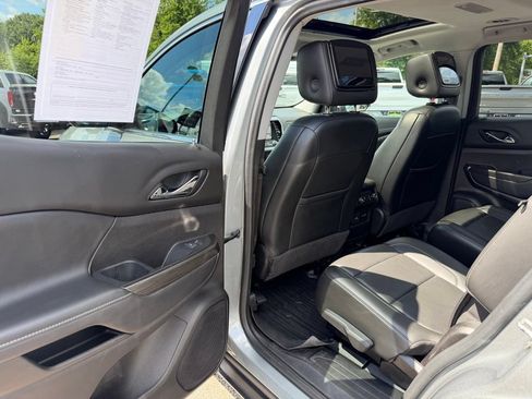 Used 2023 GMC Acadia SLT w/ Preferred Package AWD/4WD image 12