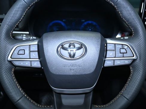 Used 2025 Toyota Sienna XLE Woodland Edition image 37