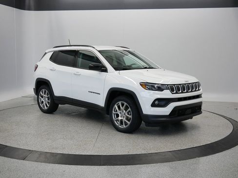 Certified 2022 Jeep Compass Latitude image 48