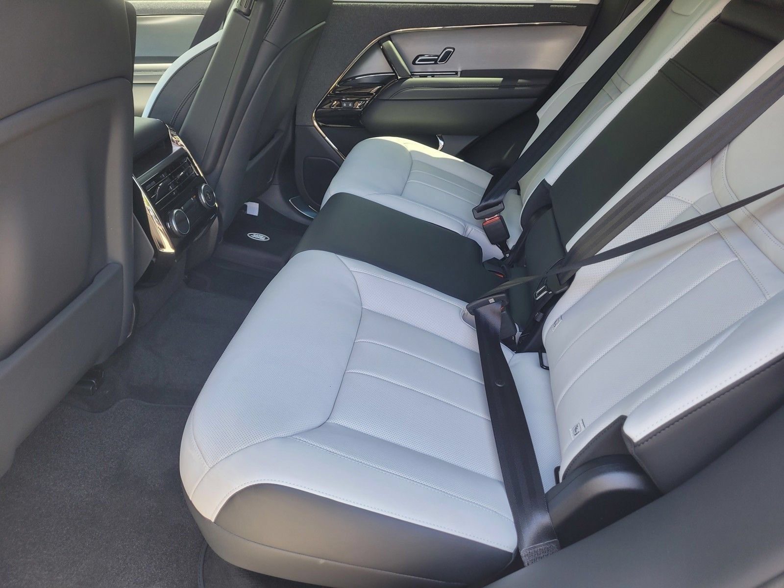 New 2025 Land Rover Range Rover Sport Dynamic SE AWD/4WD image 8