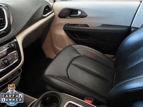 Used 2024 Chrysler Pacifica Select image 21