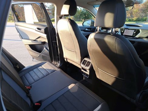 Certified 2022 Volkswagen Taos SEL w/ Panoramic Sunroof Package image 11