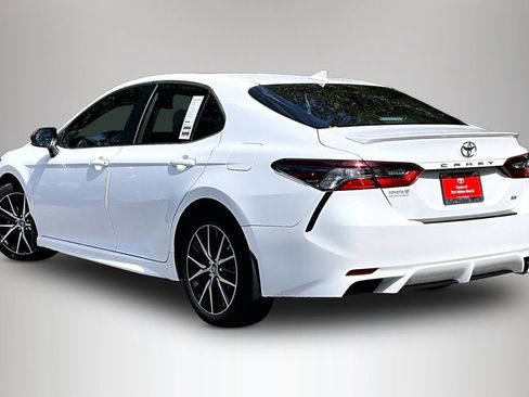 Used 2023 Toyota Camry SE image 4