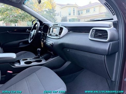 Used 2017 Kia Sorento FWD image 12