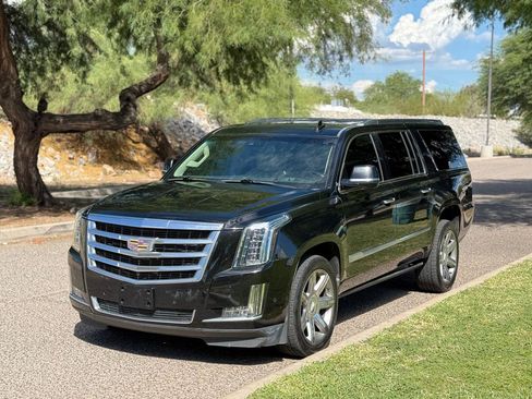 Used 2019 Cadillac Escalade ESV Luxury RWD image 1