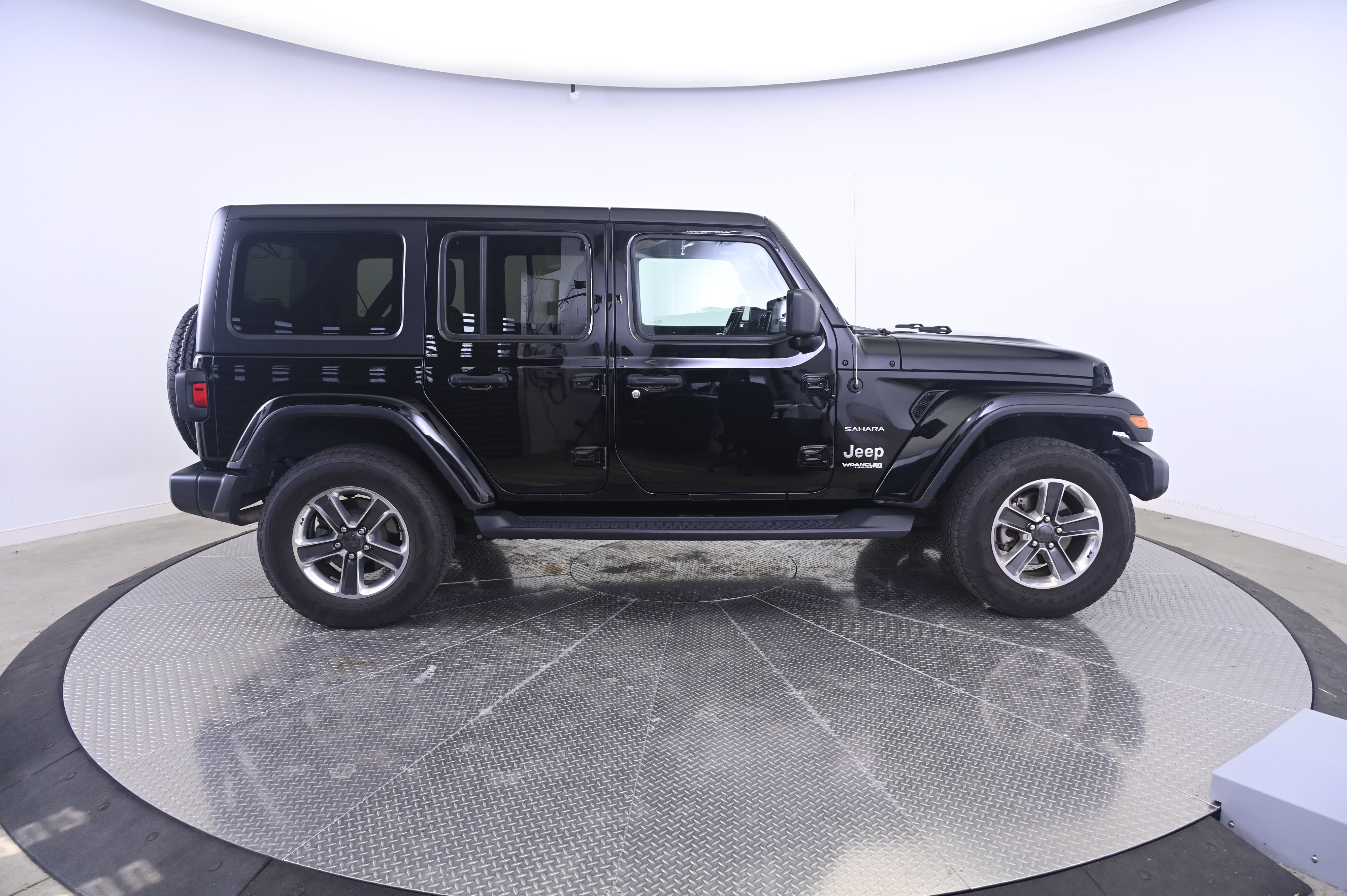 Used 2020 Jeep Wrangler Unlimited Sahara AWD/4WD image 8