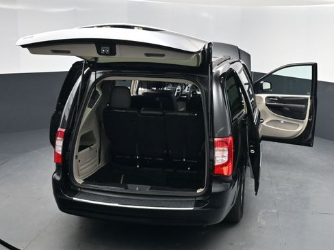 Used 2015 Chrysler Town & Country Touring image 16