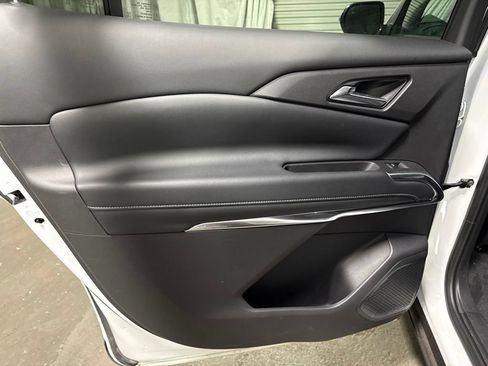 Used 2025 Chevrolet Traverse LT FWD image 16