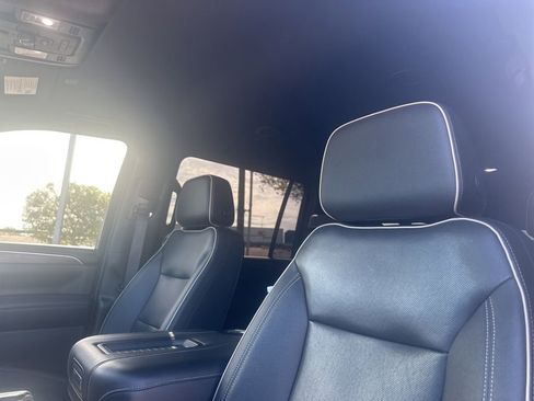 Used 2023 Chevrolet Suburban Premier image 9