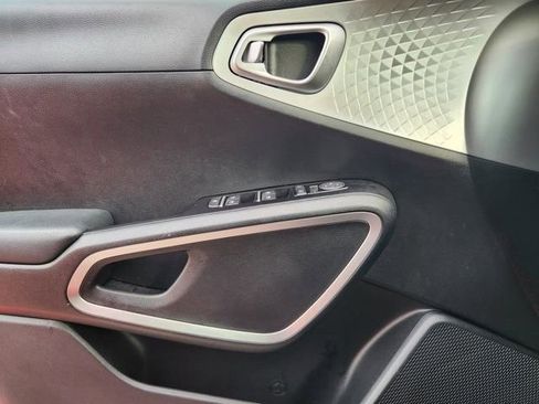 Used 2023 Kia Soul LX image 19