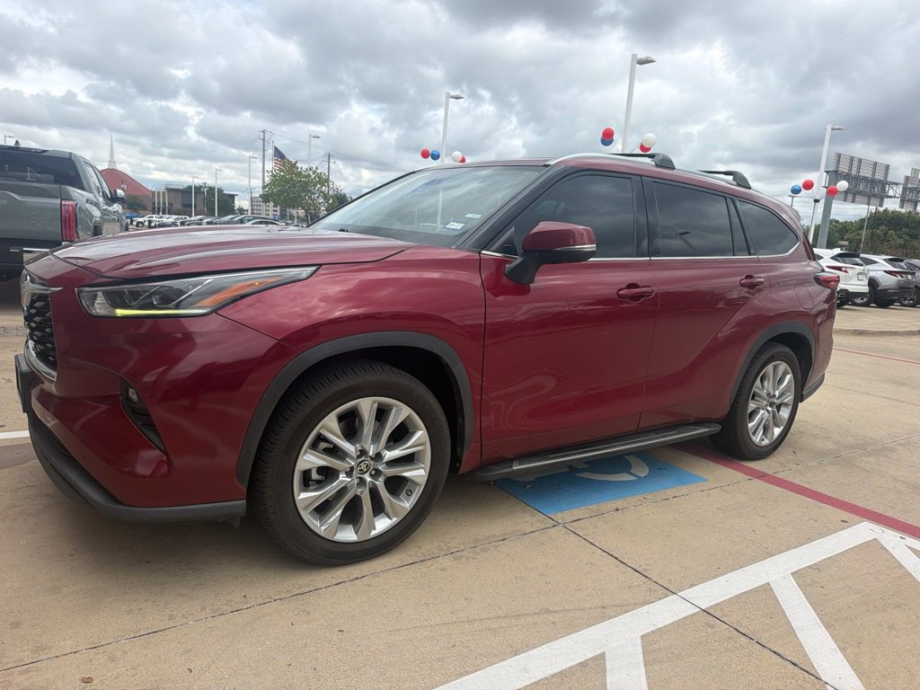 Used 2021 Toyota Highlander Limited FWD image 1