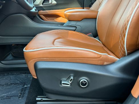 Used 2025 Chrysler Pacifica Pinnacle FWD image 13
