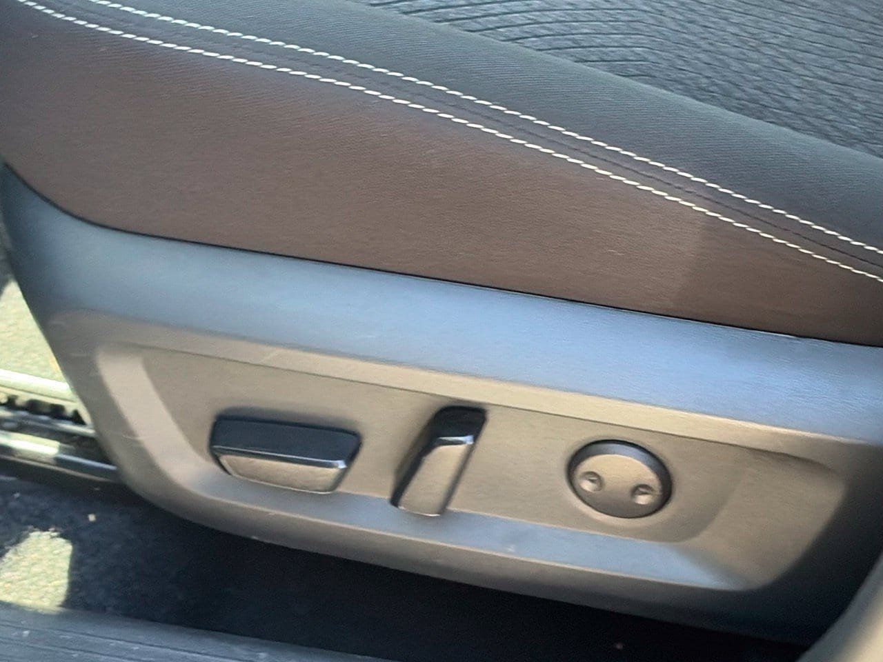 Used 2025 Nissan Rogue SV FWD image 4