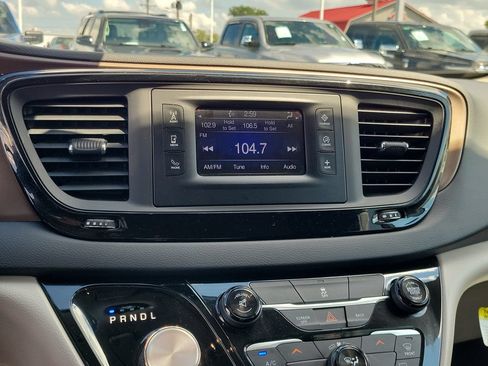 Used 2017 Chrysler Pacifica LX w/ Tire & Wheel Group FWD image 27