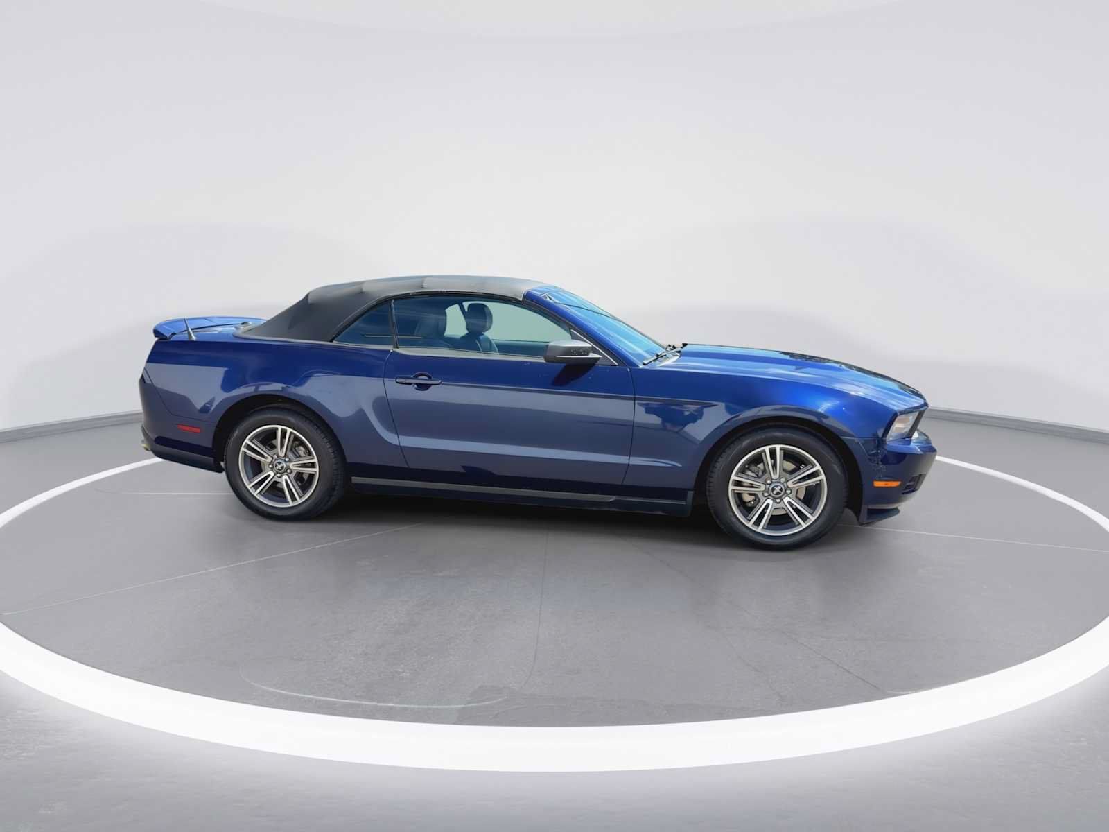 Used 2010 Ford Mustang Convertible RWD image 9