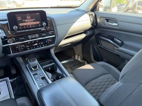 Used 2022 Nissan Pathfinder SV w/ SV Black Package image 23