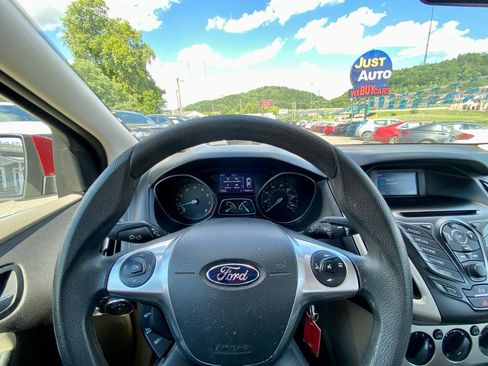 Used 2014 Ford Focus SE FWD image 17