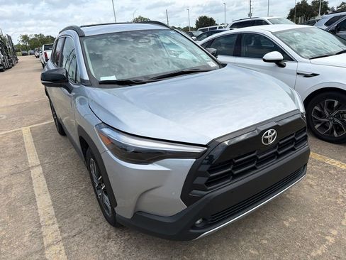 Used 2026 Toyota Corolla Cross XLE FWD image 6