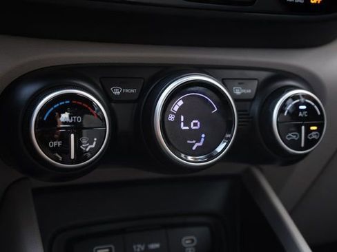 Used 2025 Hyundai Venue SEL image 23