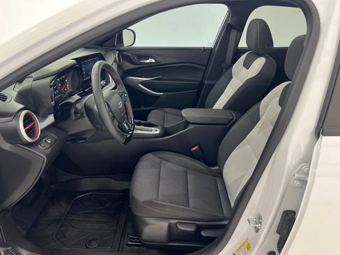 Used 2025 Chevrolet Trax RS w/ Sunroof Package FWD image 18