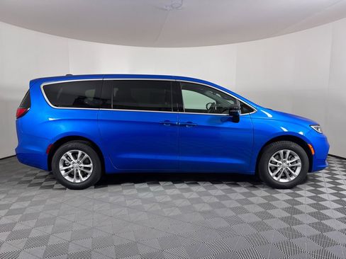 New 2026 Chrysler Pacifica Select AWD/4WD image 16