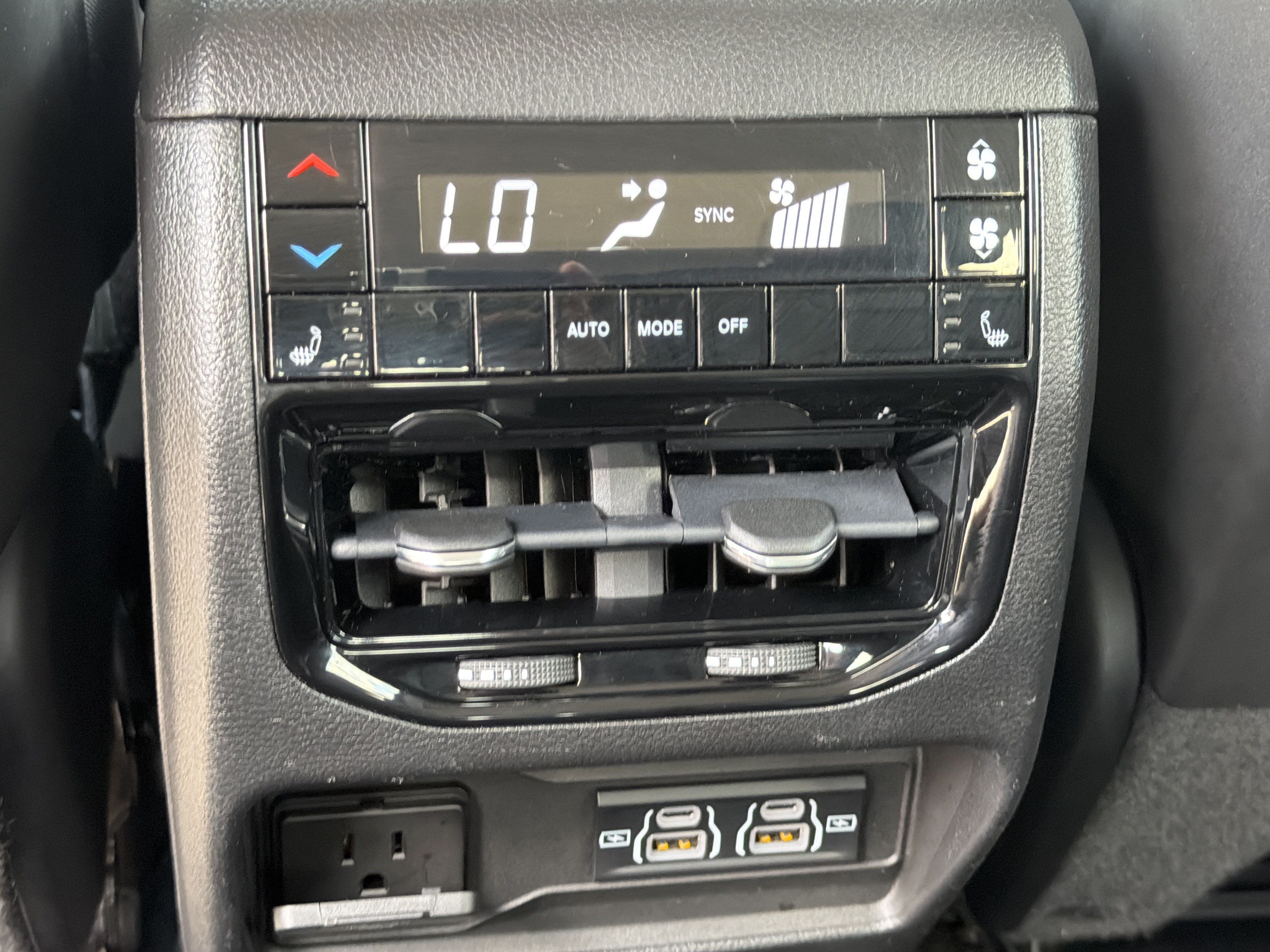 Used 2022 Jeep Grand Cherokee L Limited AWD/4WD image 29