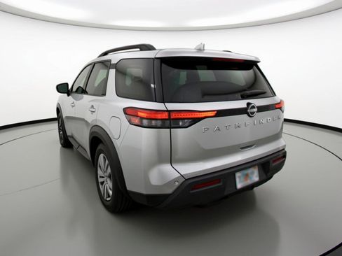 Used 2025 Nissan Pathfinder SV image 6