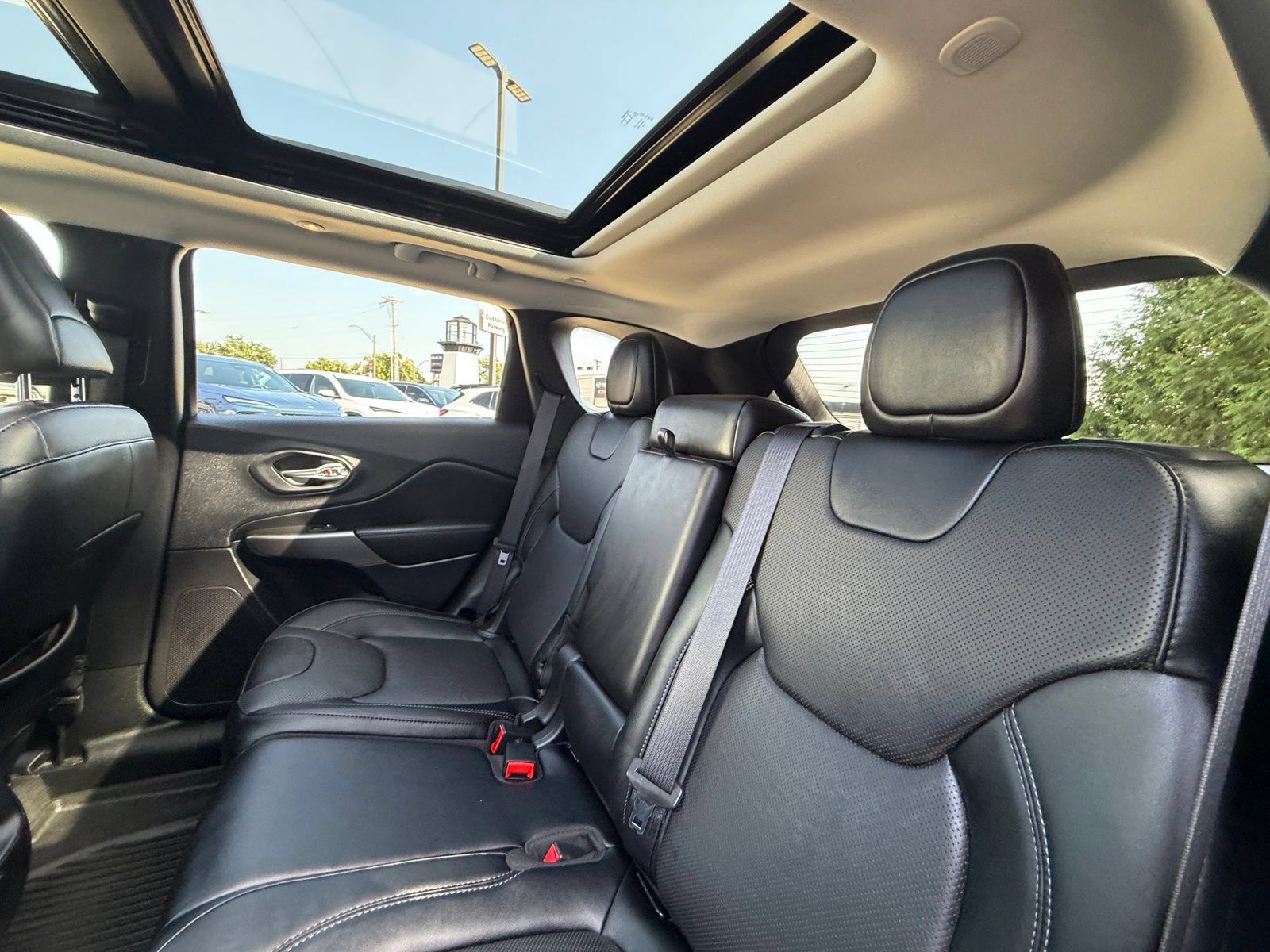Used 2022 Jeep Cherokee Limited w/ Elite Package AWD/4WD image 25