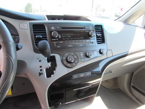 Used 2012 Toyota Sienna LE FWD image 16