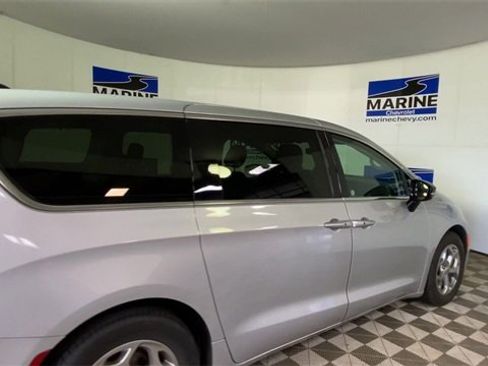 Used 2024 Chrysler Pacifica Limited image 2