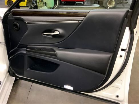 Used 2019 Lexus ES 300h w/ Premium Package image 23