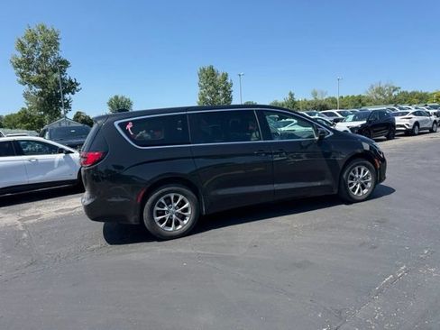 Used 2023 Chrysler Pacifica Touring-L w/ Uconnect Theater Family Group AWD/4WD image 8