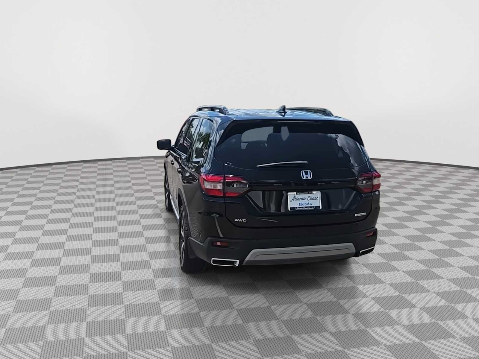 Used 2024 Honda Pilot Touring image 7