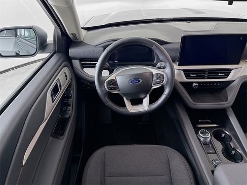 Used 2025 Ford Explorer Active image 4