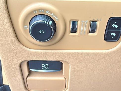 Used 2023 Jeep Grand Wagoneer L Series III w/ Rear Seat Video Group 1 AWD/4WD image 13