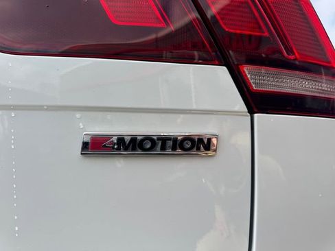 Used 2020 Volkswagen Tiguan SE w/ Panoramic Sunroof Package image 9