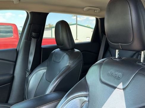 Used 2017 Jeep Cherokee Limited image 9