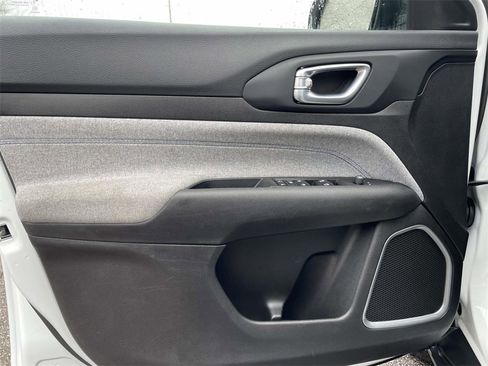 Used 2024 Jeep Compass Latitude image 16