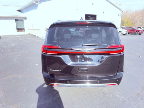 Used 2024 Chrysler Pacifica Touring-L image 8