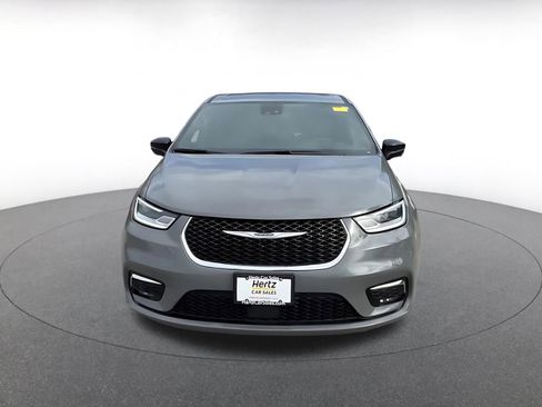 Used 2025 Chrysler Pacifica Select image 4