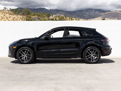 Certified 2025 Porsche Macan AWD/4WD image 2