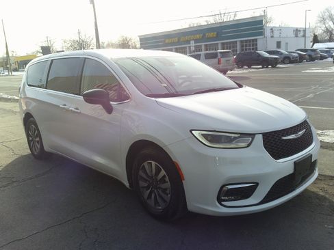 Used 2024 Chrysler Pacifica Select image 10